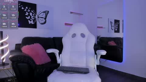 Mia online show from April 2026 09:43:01 PM