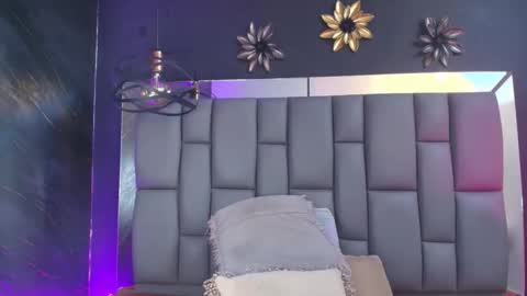 Mia online show from November 2025 12:05:02 PM