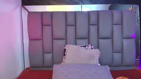 Mia online show from November 2025 12:05:02 PM