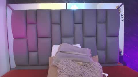 Mia online show from February 2026 12:05:02 PM