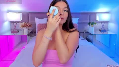 Mia online show from November 2025 01:34:01 PM