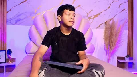 MiaayHero online show from April 2026 07:14:01 PM