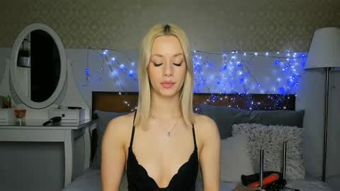 MiaBeeX online show from April 2026 02:24:01 PM