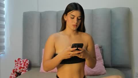 miacleark online show from November 2025 05:25:01 PM