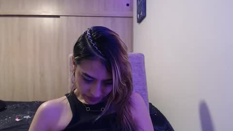 Miia  online show from November 2025 12:33:01 AM