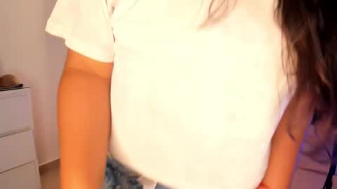 IG Yojanagomez  online show from November 2025 05:34:02 PM