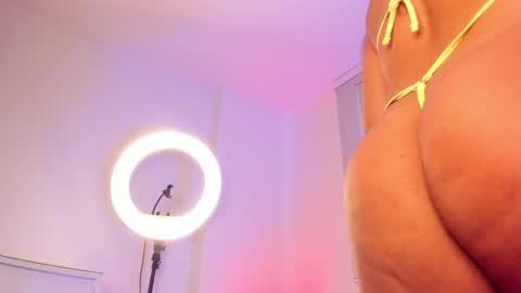 IG Yojanagomez  online show from February 2026 01:16:01 PM