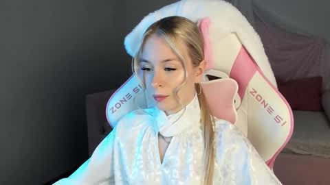 Mia online show from October 2025 06:20:01 PM