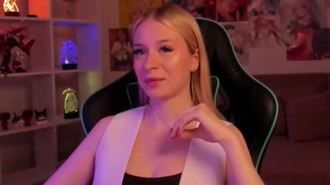 Mia online show from November 2025 06:18:02 PM