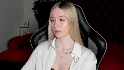 Mia online show from December 2025 05:39:02 PM