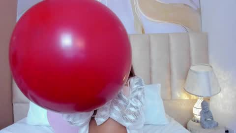 Snapshot of miahtaylor chatting on December 2024 09:45:01 PM Miah Taylor online show from December 2024 09:45:01 PM