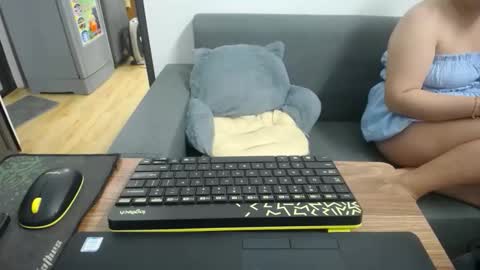 Mia online show from October 2025 04:01:02 AM