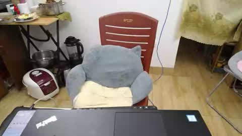 Mia online show from November 2025 09:42:02 AM