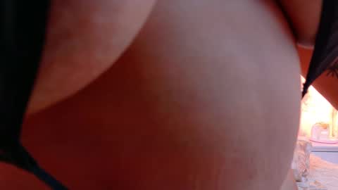 Mia online show from April 2026 05:01:02 AM