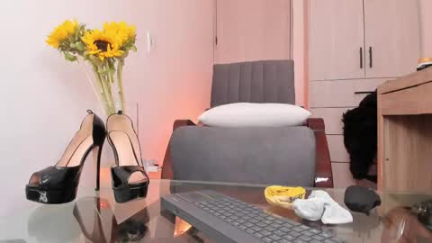 Mia Lenox online show from May 2026 09:13:01 PM