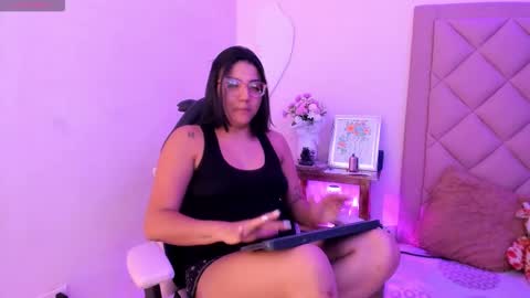 Mia  online show from October 2025 05:29:01 AM