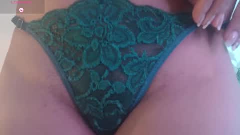 Snapshot of miamackleyn_ chatting on October 2025 01:54:01 PM MIA online show from October 2025 01:54:01 PM