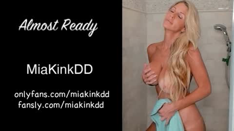 Mia online show from October 2025 12:27:01 PM