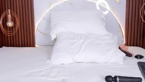 Mia  online show from October 2025 03:39:02 AM