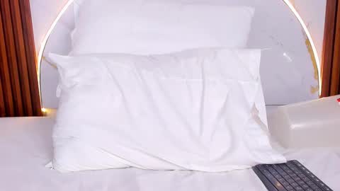 Mia  online show from November 2025 05:09:02 AM