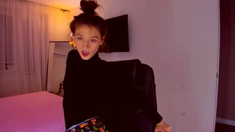 Snapshot of miapaw chatting on December 2025 07:34:02 PM Mia online show from December 2025 07:34:02 PM