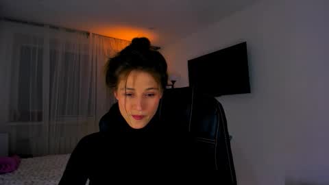 Mia online show from April 2026 07:04:02 PM