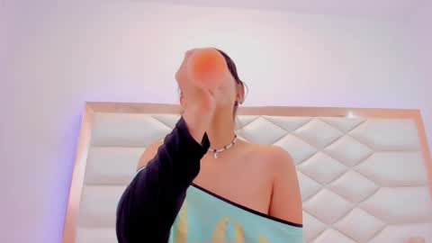 Snapshot of miaqueen021 chatting on January 2025 06:33:02 PM Sweetie Mia online show from January 2025 06:33:02 PM