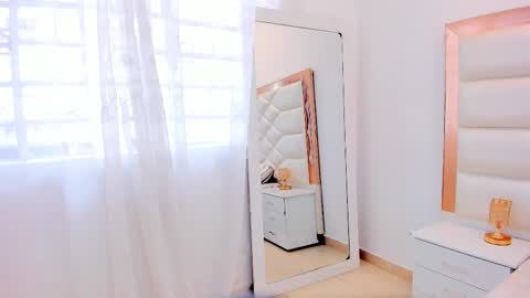 Snapshot of miaqueen021 chatting on February 2025 03:51:02 PM Sweetie Mia online show from February 2025 03:51:02 PM