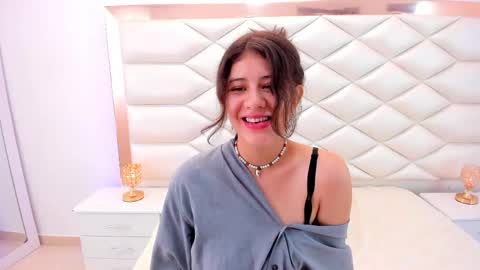 Snapshot of miaqueen021 chatting on February 2025 03:30:01 PM Sweetie Mia online show from February 2025 03:30:01 PM