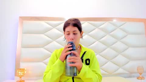 Snapshot of miaqueen021 chatting on February 2025 06:37:01 PM Sweetie Mia online show from February 2025 06:37:01 PM