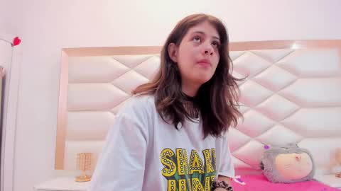 Snapshot of miaqueen021 chatting on March 2025 06:33:01 PM Sweetie Mia online show from March 2025 06:33:01 PM