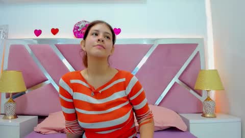 Snapshot of miaqueen021 chatting on September 2025 01:24:02 PM Sweetie Mia online show from September 2025 01:24:02 PM