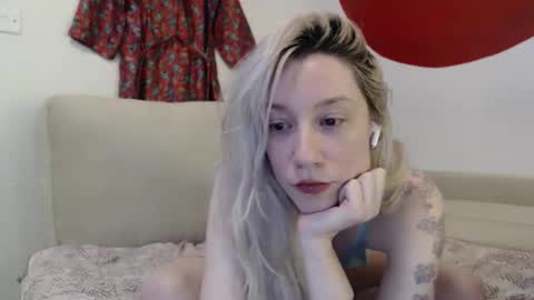 Mia online show from October 2025 02:51:02 AM