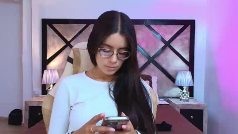 Mia online show from October 2025 07:25:02 PM