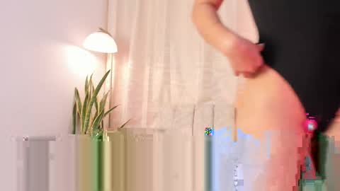 Snapshot of miavenuss_1 chatting on May 2026 11:43:01 PM Miavenuss 1 online show from May 2026 11:43:01 PM