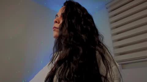 Mia online show from September 2025 10:15:02 AM