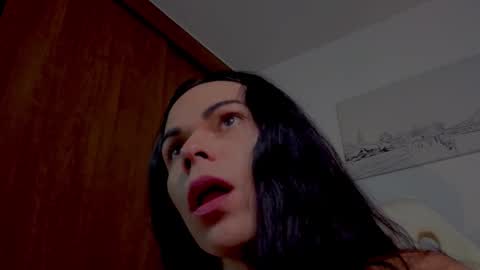 Mia online show from October 2025 02:04:02 PM