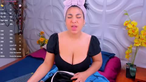 Mia online show from January 2025 04:01:02 AM