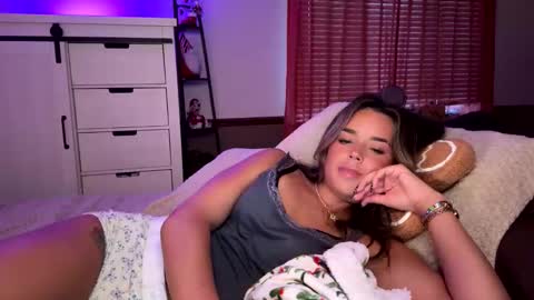 Snapshot of miaxxox chatting on November 2025 09:27:01 PM Mia online show from November 2025 09:27:01 PM