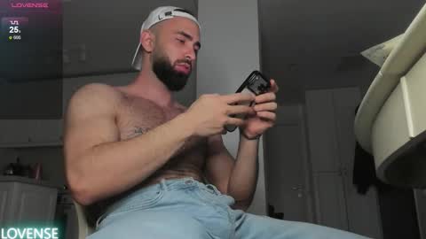 Snapshot of michaelevansx chatting on December 2025 10:18:02 PM MichaelEvansx online show from December 2025 10:18:02 PM