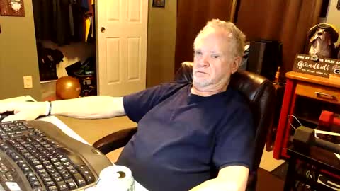 Snapshot of midwestdad09 chatting on October 2025 09:54:01 AM midwestdad09 online show from October 2025 09:54:01 AM