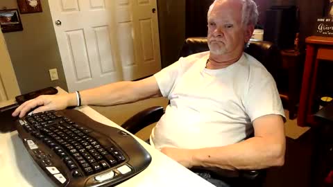 Snapshot of midwestdad09 chatting on October 2025 09:25:02 PM midwestdad09 online show from October 2025 09:25:02 PM