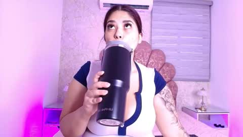 Snapshot of miia_01_ chatting on November 2025 12:00:02 PM Mia online show from November 2025 12:00:02 PM