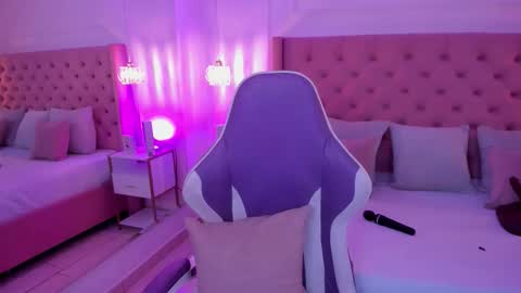 Miia Schwarz  online show from January 2026 08:01:02 PM