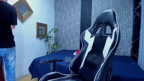 Mike 0233 online show from November 2025 04:13:01 AM