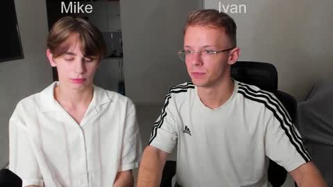 Snapshot of mike_ees chatting on November 2025 10:41:02 PM Ivan and Mikemikee online show from November 2025 10:41:02 PM