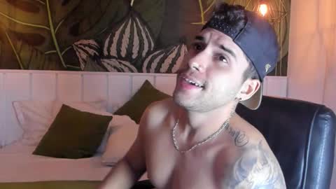 Snapshot of mike_montoya chatting on November 2025 04:33:02 AM Mike Montoya online show from November 2025 04:33:02 AM