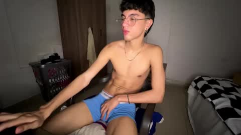 Snapshot of mike_pineapple chatting on October 2025 03:40:01 AM Mike Pineapple online show from October 2025 03:40:01 AM