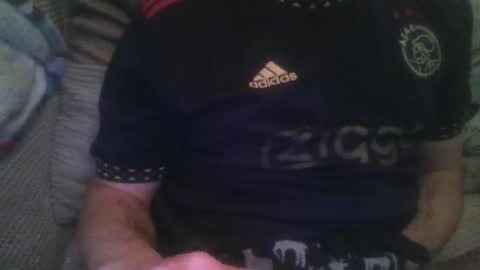 Snapshot of mikehockishuge9 chatting on November 2025 05:04:02 PM mikehockishuge9 online show from November 2025 05:04:02 PM