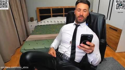 Mike    online show from October 2025 07:03:02 PM